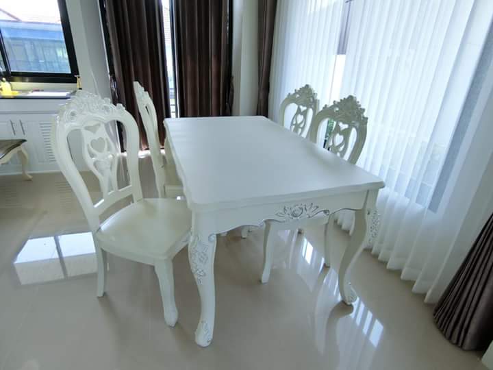 Meja Makan 4 Kursi Putih Klasik